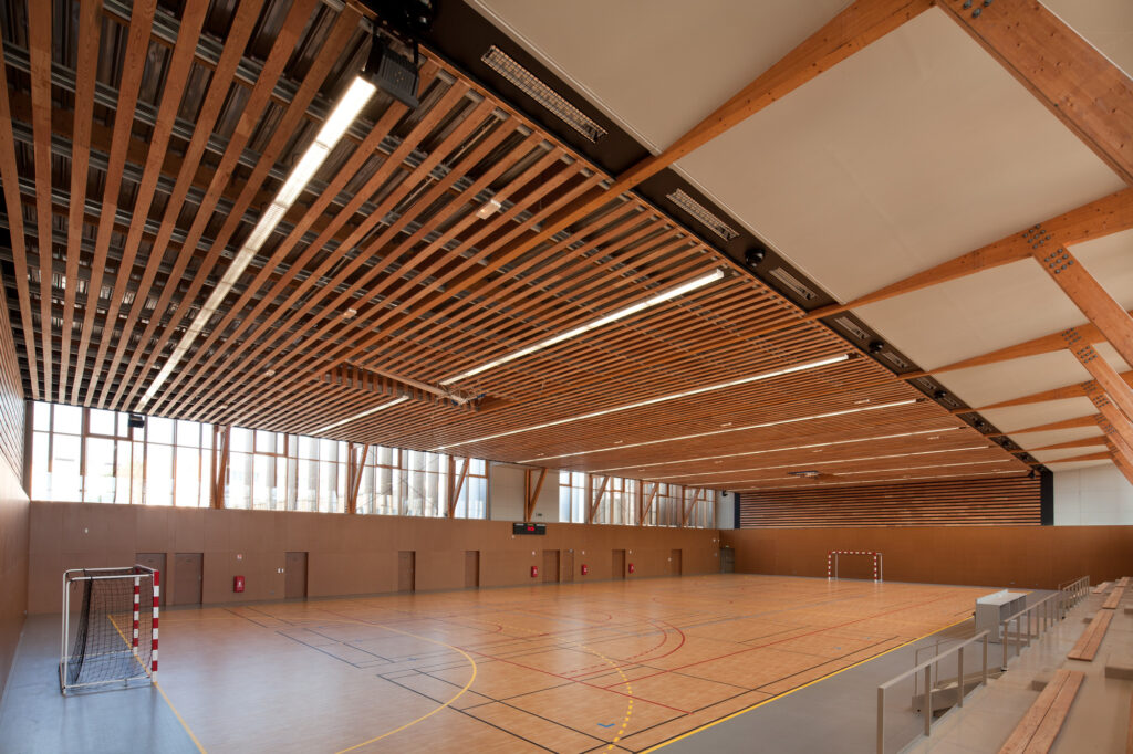 Дизайнерский потолок на спортивном объекте