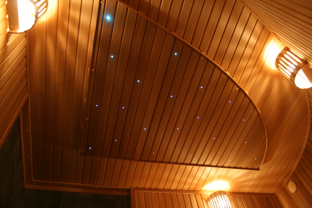 реечный потолок в сауне